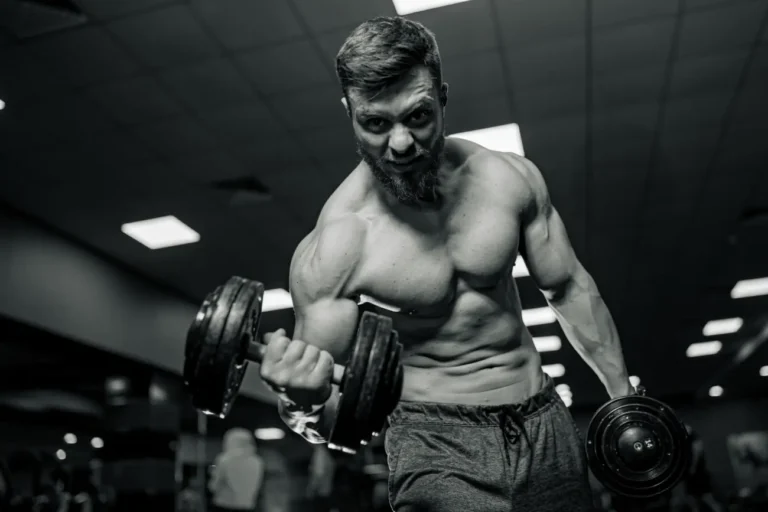 najlepsze ćwiczenia na biceps z hantlami